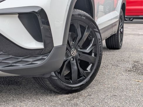 Used 2024 Volkswagen Taos SE w/ Panoramic Sunroof Package image 35