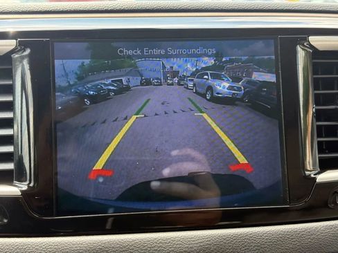Used 2017 Chrysler Pacifica Touring-L w/ Tire & Wheel Group FWD image 33