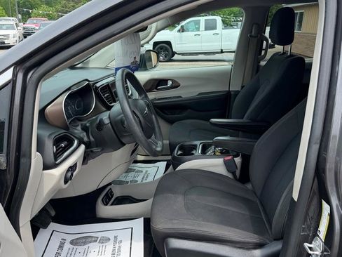 Used 2017 Chrysler Pacifica Touring Plus FWD image 27