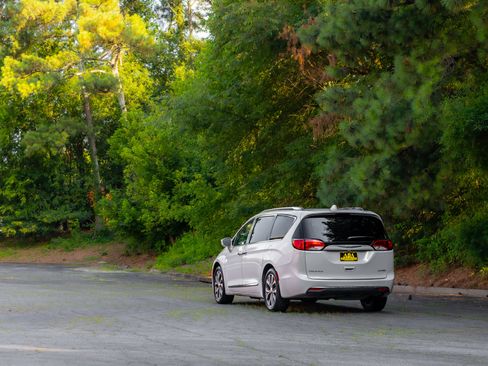 Used 2017 Chrysler Pacifica Limited FWD image 36