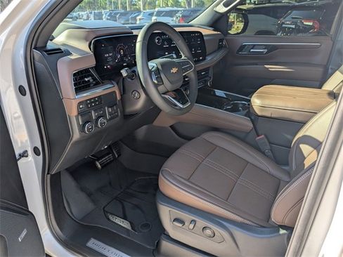 Used 2025 Chevrolet Suburban High Country image 6