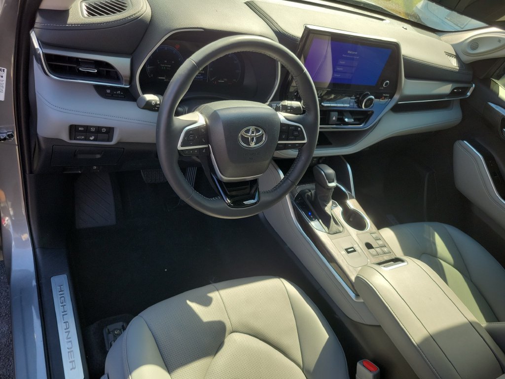 Used 2025 Toyota Highlander Limited FWD image 15