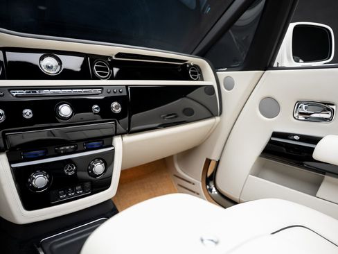 Used 2013 Rolls-Royce Phantom Drophead Coupe image 42