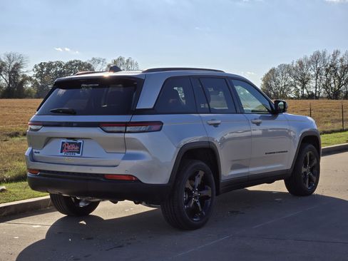 New 2025 Jeep Grand Cherokee Altitude image 3