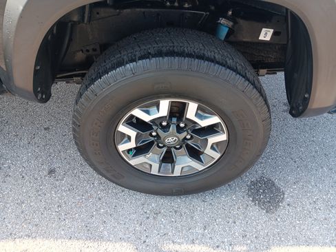 Used 2021 Toyota Tacoma TRD Off-Road w/ TRD Premium Off Road Package AWD/4WD image 4