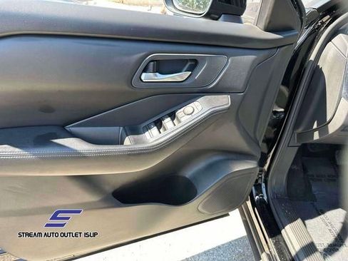 Used 2024 Nissan Rogue SV AWD/4WD image 18