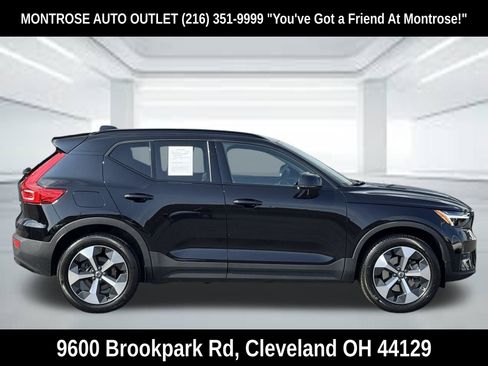 Used 2023 Volvo XC40 B5 Plus w/ Climate Package AWD/4WD image 3
