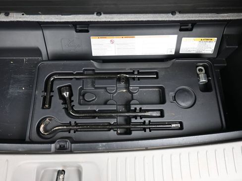 Used 2018 Toyota Highlander LE AWD/4WD image 29