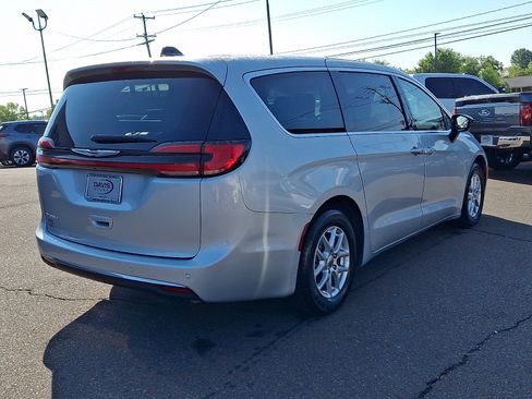 Used 2024 Chrysler Pacifica Touring-L FWD image 4