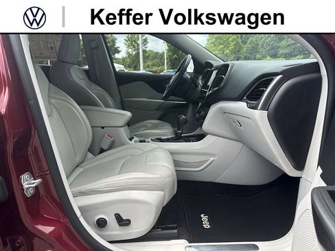 Used 2019 Jeep Cherokee Limited FWD image 28