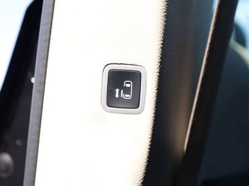 Used 2022 Chrysler Voyager LX FWD image 28