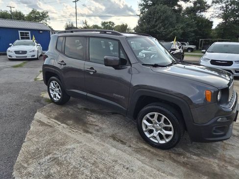 Used 2017 Jeep Renegade Latitude w/ Cold Weather Group AWD/4WD image 6