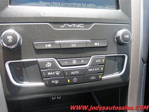Used 2020 Ford Fusion SE FWD image 22
