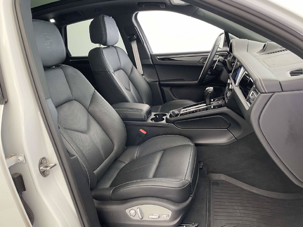 Certified 2025 Porsche Macan Turbo AWD/4WD image 23