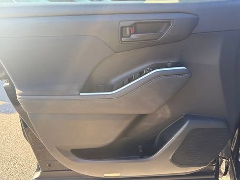 Used 2023 Toyota Highlander LE AWD/4WD image 11
