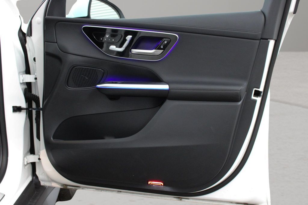Used 2025 Mercedes-Benz GLC 300 4MATIC image 23