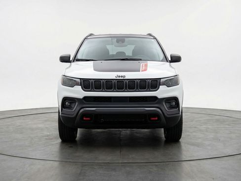 Used 2025 Jeep Compass Trailhawk AWD/4WD image 2