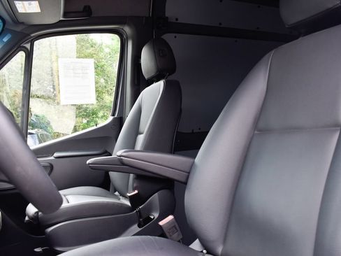 Used 2024 Mercedes-Benz Sprinter 2500 image 2