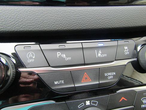 Used 2024 Chrysler Pacifica Touring-L FWD image 17