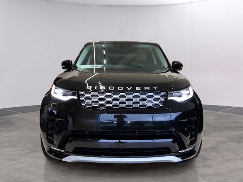 Used 2025 Land Rover Discovery Metropolitan Edition image 3