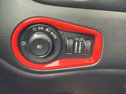 Used 2016 Jeep Renegade Limited image 15