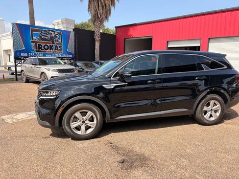 Used 2023 Kia Sorento LX FWD image 2