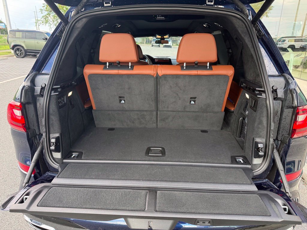 Used 2022 BMW X7 xDrive40i w/ M Sport Package AWD/4WD image 5