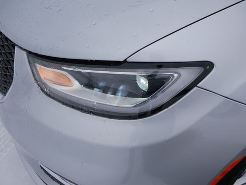 Certified 2022 Chrysler Pacifica Touring-L image 15