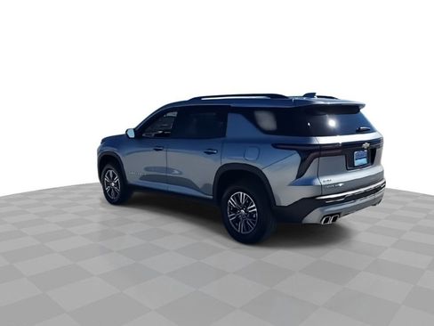 Used 2025 Chevrolet Traverse LT image 6