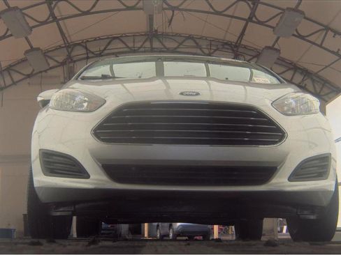 Used 2015 Ford Fiesta SE image 3