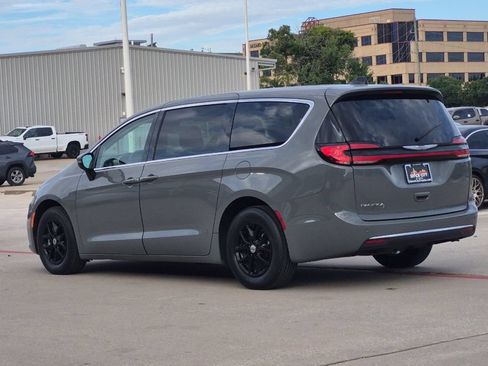 Used 2023 Chrysler Pacifica Touring-L FWD image 4