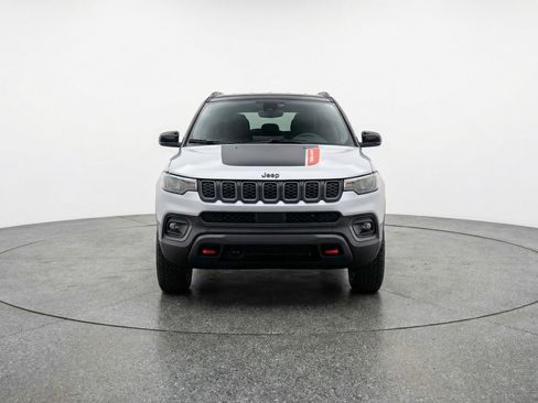 Used 2025 Jeep Compass Trailhawk image 2