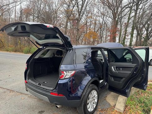 Used 2019 Land Rover Discovery Sport SE image 11