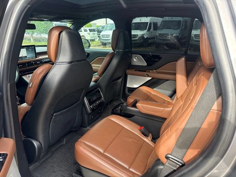 Used 2022 Lincoln Aviator Reserve w/ Equipment Group 201A AWD/4WD image 10