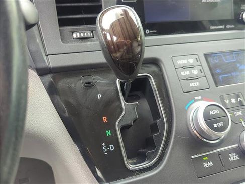 Certified 2019 Toyota Sienna XLE FWD image 21