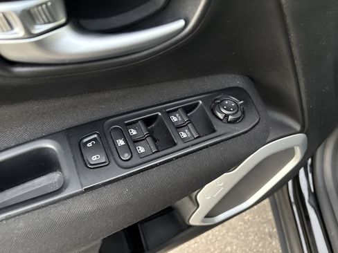 Used 2021 Jeep Renegade Sport image 16