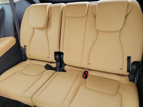 Used 2024 Kia Carnival EX FWD image 10