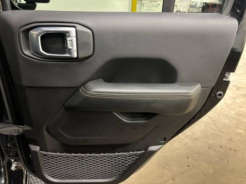 Used 2024 Jeep Wrangler Unlimited Sahara w/ Technology Group AWD/4WD image 17