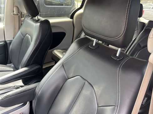 Used 2023 Chrysler Pacifica Touring-L image 2