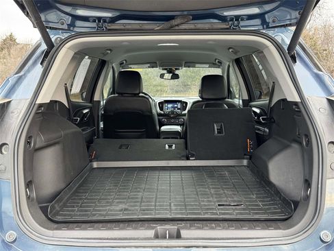 Used 2024 GMC Terrain SLT image 30