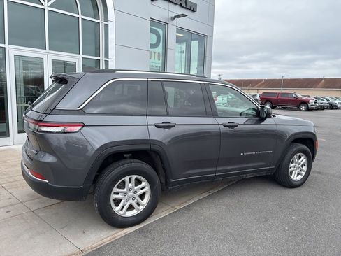 Used 2023 Jeep Grand Cherokee Laredo AWD/4WD image 12