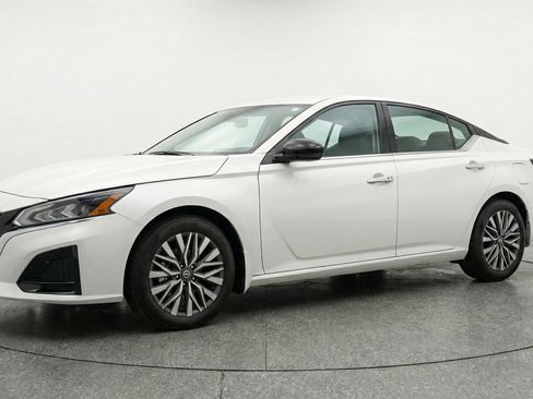 Used 2025 Nissan Altima 2.5 SV FWD image 3