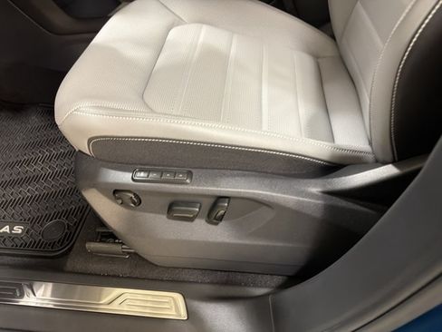 Used 2025 Volkswagen Atlas Cross Sport SEL AWD/4WD image 17