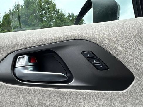 Used 2023 Chrysler Pacifica Touring-L FWD image 23