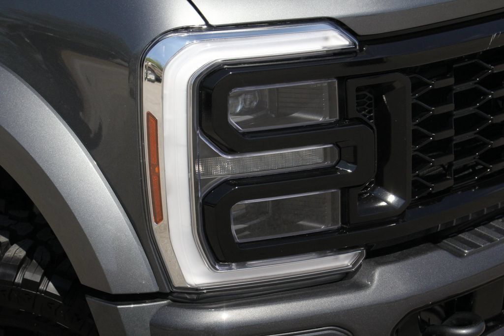 Used 2026 Ford F450 Platinum w/ FX4 Off-Road Package AWD/4WD image 2