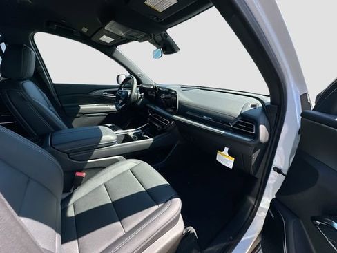 New 2025 Chevrolet Traverse LT w/ Enhanced Driving Package image 28