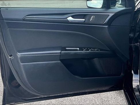 Used 2018 Ford Fusion SE w/ Equipment Group 201A FWD image 17