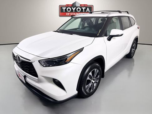 Certified 2023 Toyota Highlander XLE image 3
