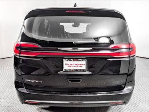 Used 2024 Chrysler Pacifica Touring-L image 7