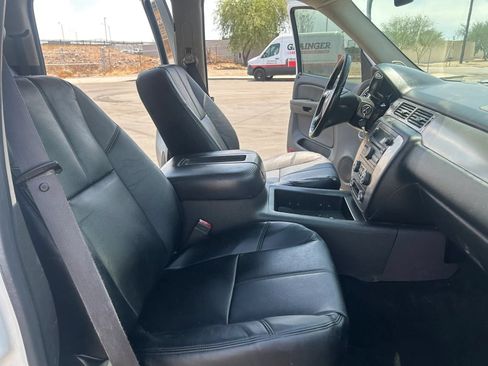 Used 2007 Chevrolet Suburban 2500 w/ Skid Plate Package AWD/4WD image 21